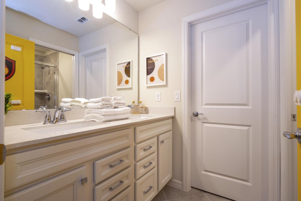 Shared bathroom (Jack'n Jill Style)