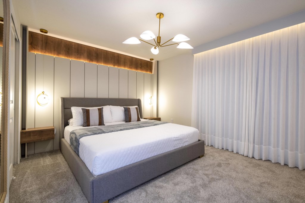 King bedroom en-suite w/ TV