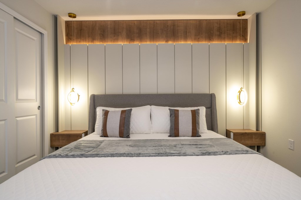 King bedroom en-suite w/ TV