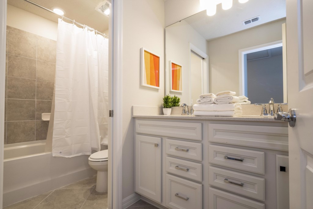 Shared bathroom Mickey Clubhouse & Frozen Bedroom