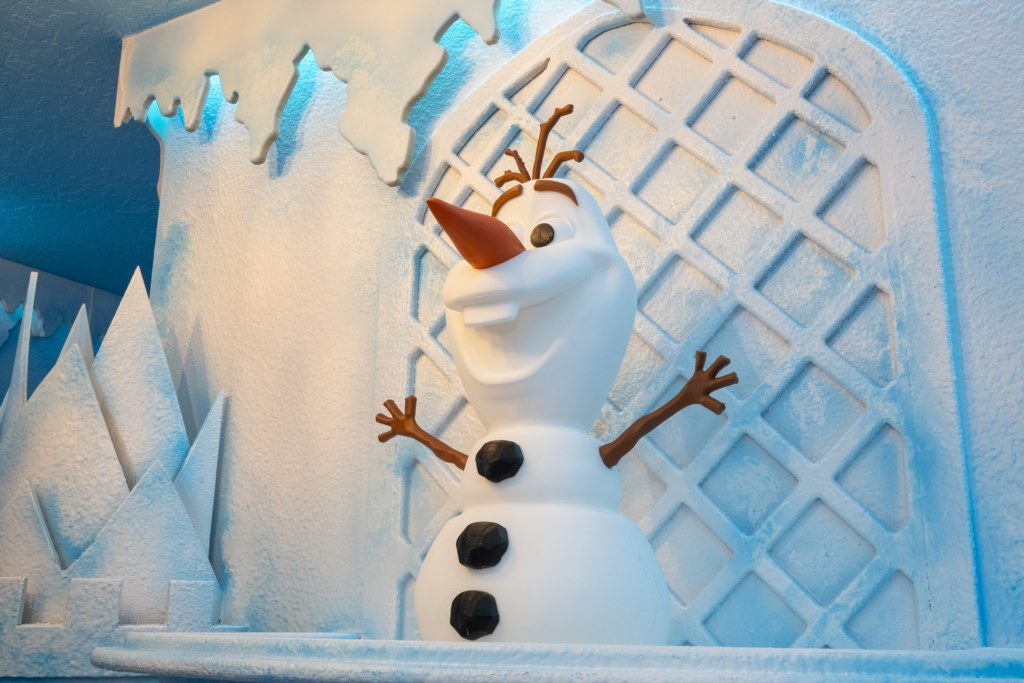 Frozen Themed bedroom w/ bunk bed full over full & TV