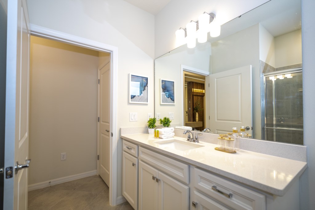 Bathroom on the side of the guest bedroom 1st floor
