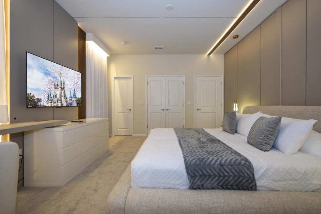Master bedroom 1st floor w/ king size bed, TV and private bathroom