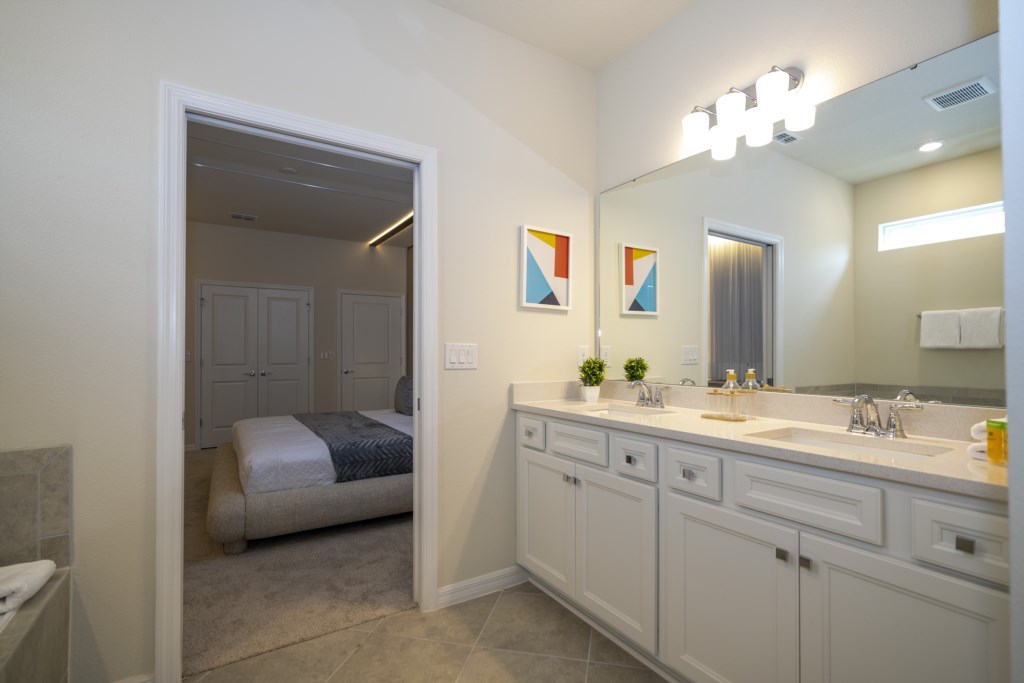 Master bedroom 1st floor w/ king size bed, TV and private bathroom