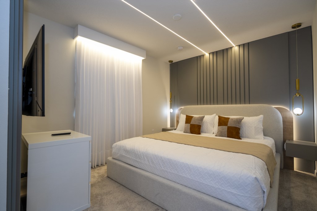 King bedroom en-suite 2nd floor w/ TV.
