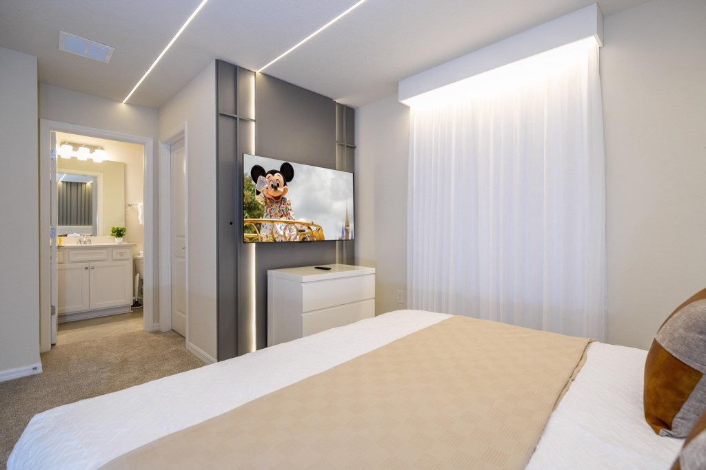 King bedroom en-suite 2nd floor w/ TV.