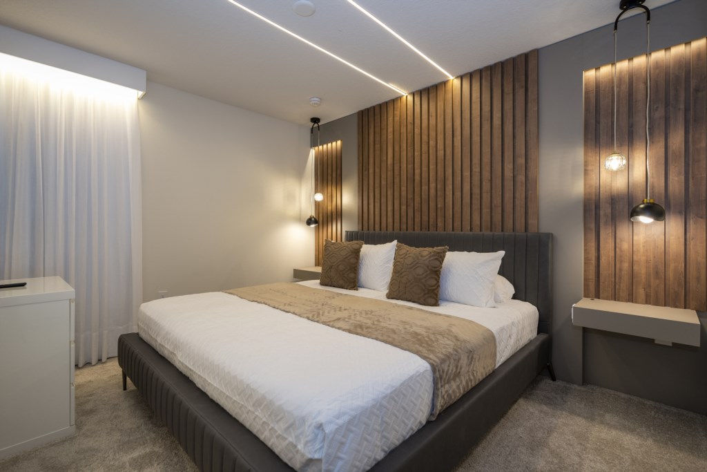 King bedroom en-suite 2nd floor w/ TV.