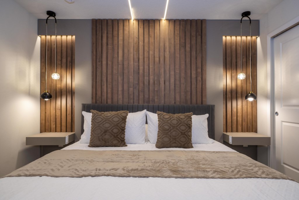 King bedroom en-suite 2nd floor w/ TV.