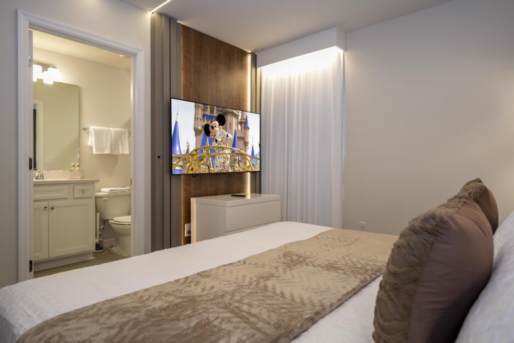 King bedroom en-suite 2nd floor w/ TV.