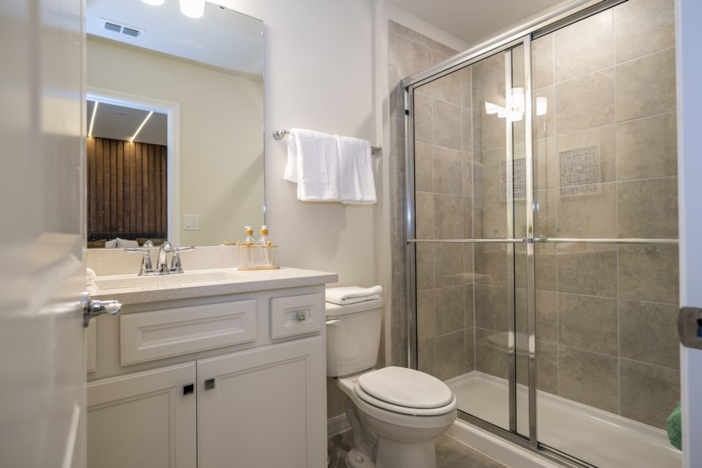 King bedroom en-suite 2nd floor w/ TV.