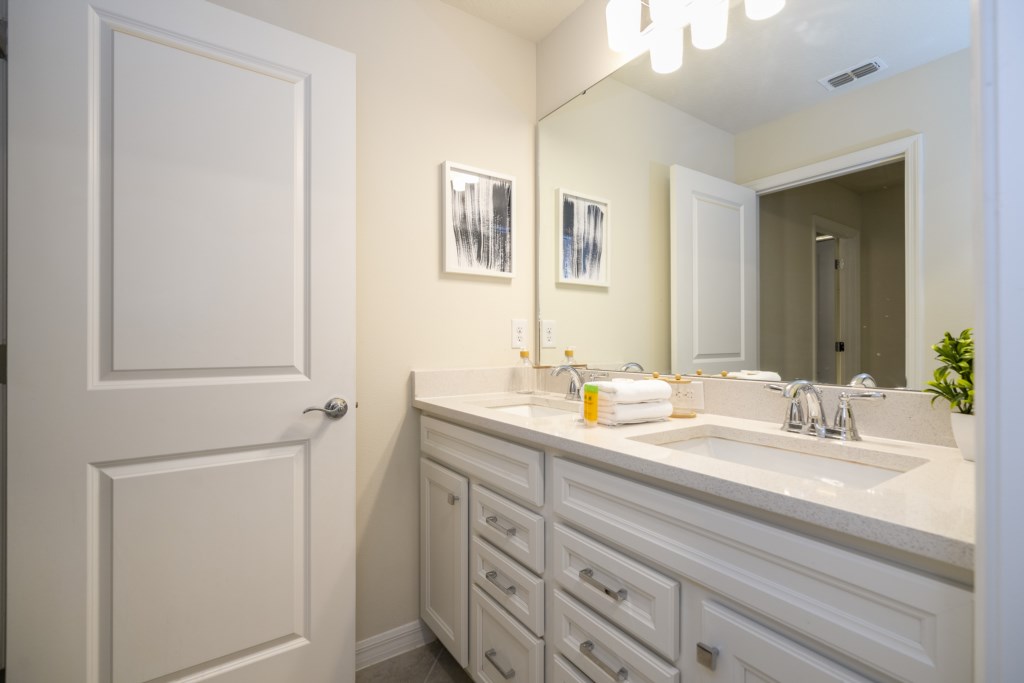 Shared bathroom (Super Mario and Lego themed bedrooms)