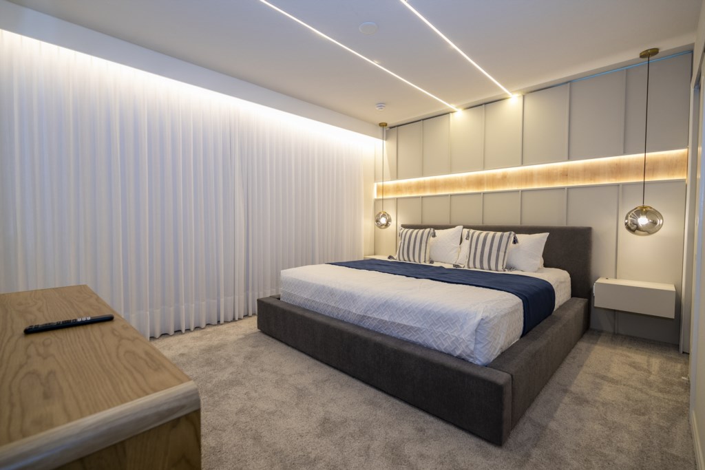 King en-suite 2nd floor w/ TV.