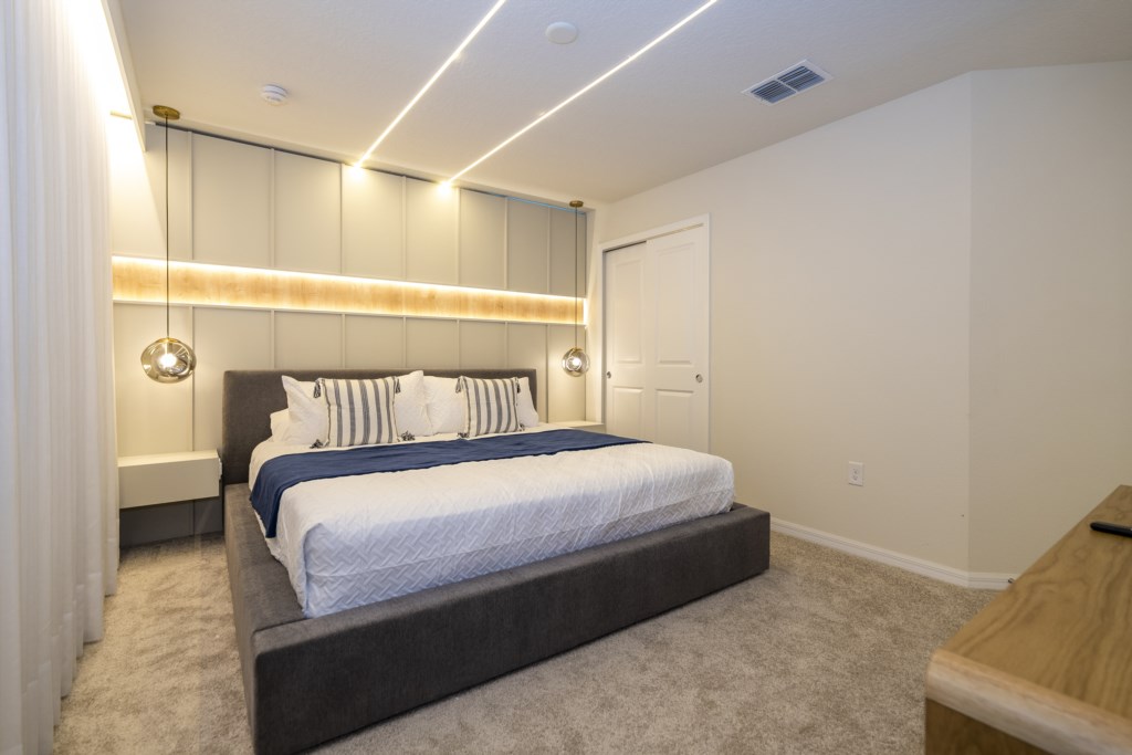 King en-suite 2nd floor w/ TV.