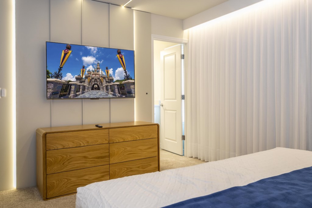 King en-suite 2nd floor w/ TV.