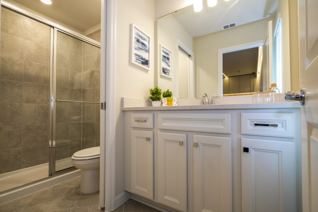 King en-suite bathroom.