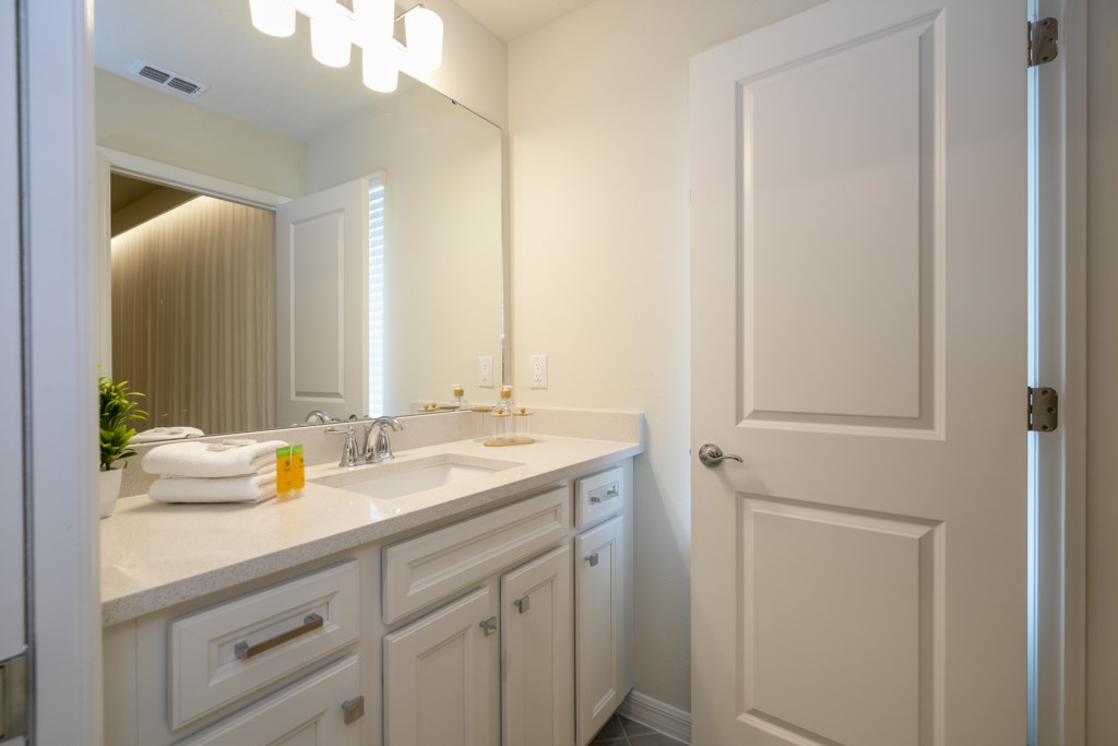 King en-suite bathroom.