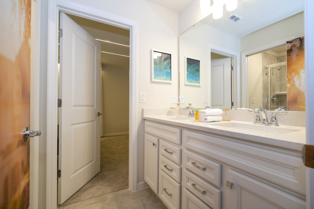 Jack'n Jil style bathroom (shared by the king bedroom and princess themed bedroom)