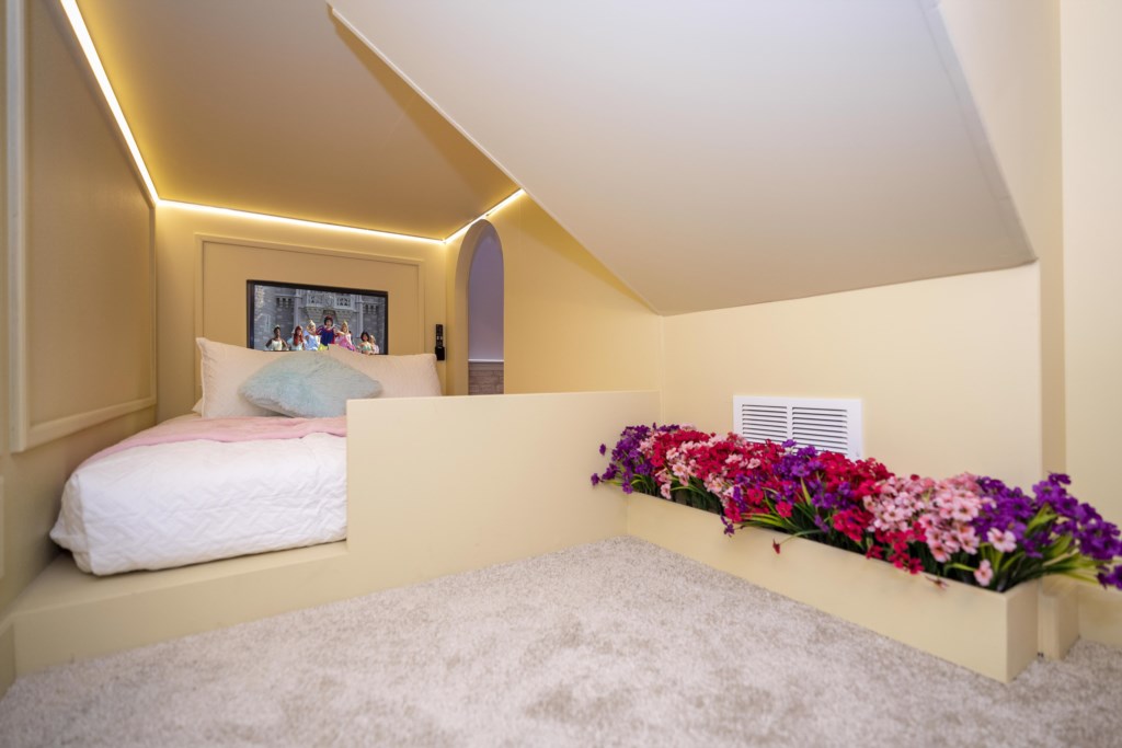 Princess Themed Bedroom w/ Full over Full beds