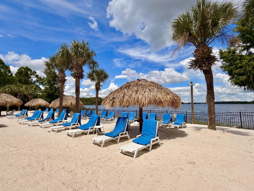 Beach facilities with beautiful views and plenty of sunbeds.