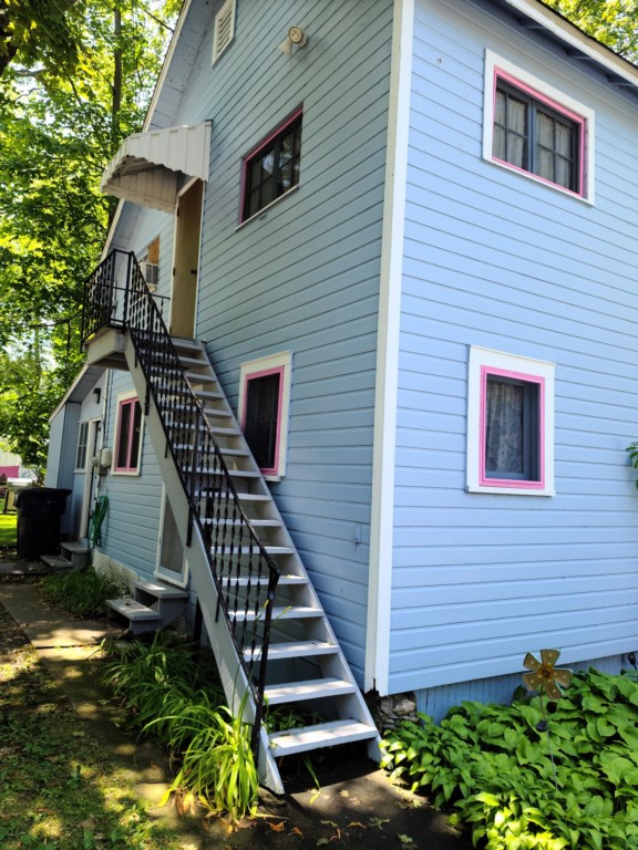 entry stairwell 