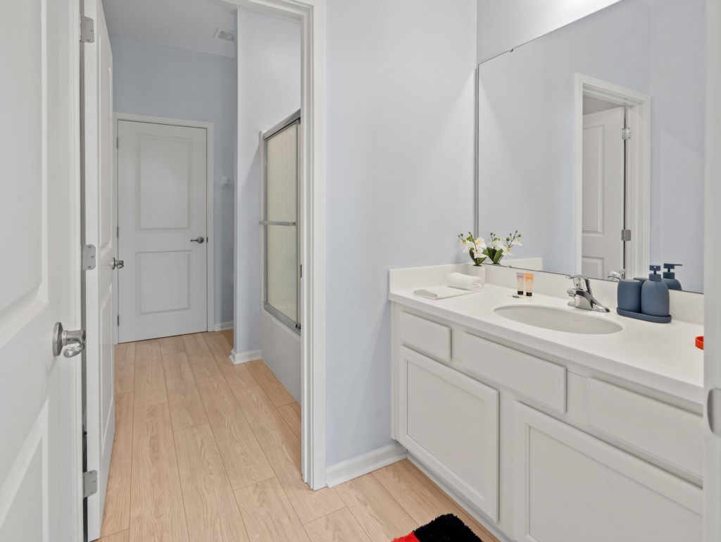 7-web-or-mls-251BalloDr-59