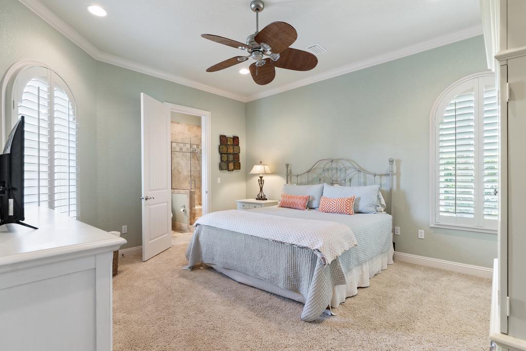 King Bedroom With Private Bathroom On 1st Floor