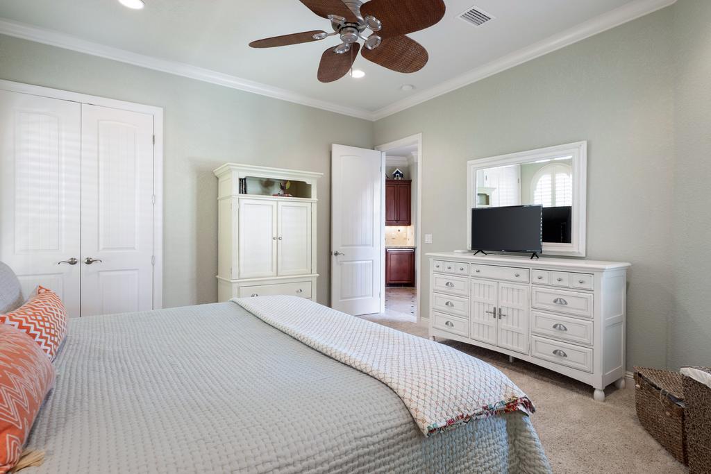 King Bedroom With Private Bathroom On 1st Floor