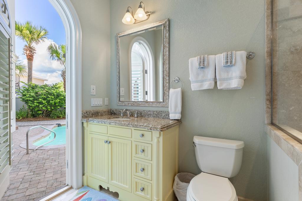 Private King Bathroom On 1st Floor