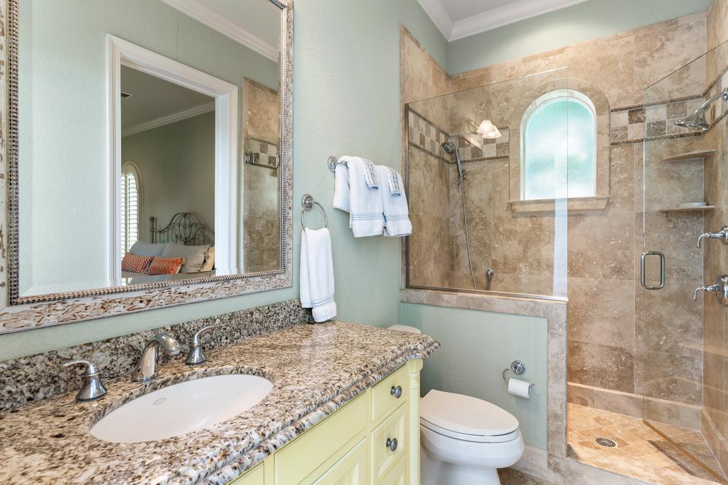 Private King Bathroom On 1st Floor