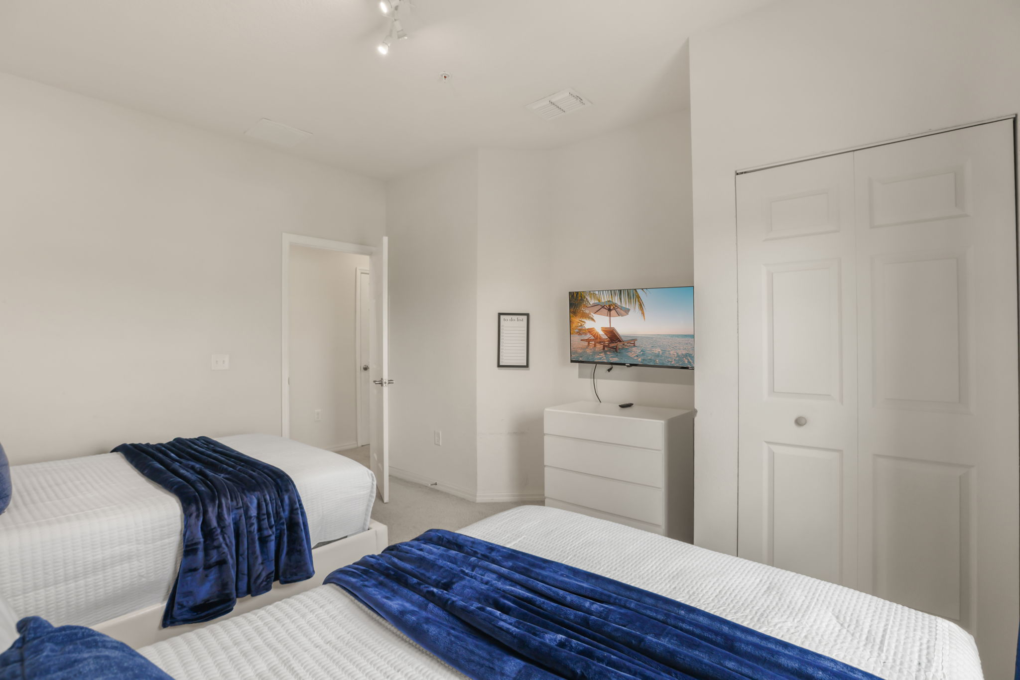 3 bedroom vacation townhouse at West Lucaya - Image 15