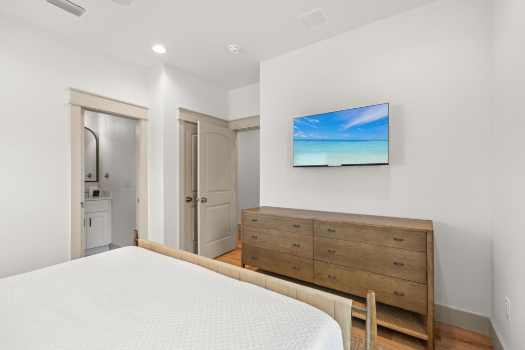 King Bedroom With Private Bathroom On 2nd Floor