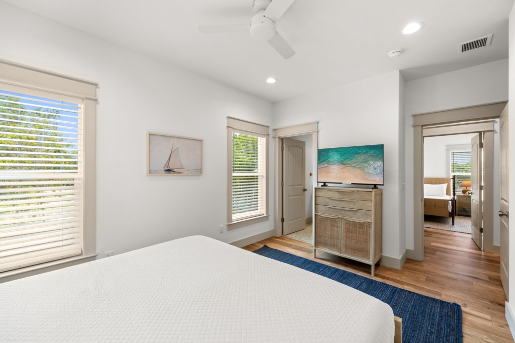 King Bedroom With Private Bathroom On 2nd Floor