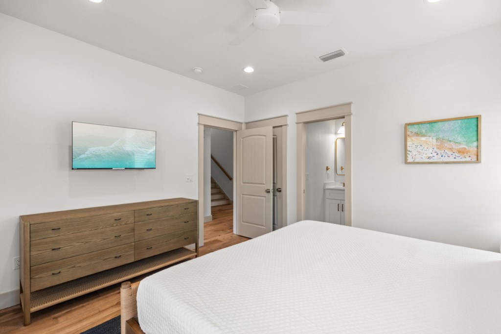 King Bedroom With Private Bathroom On 2nd Floor
