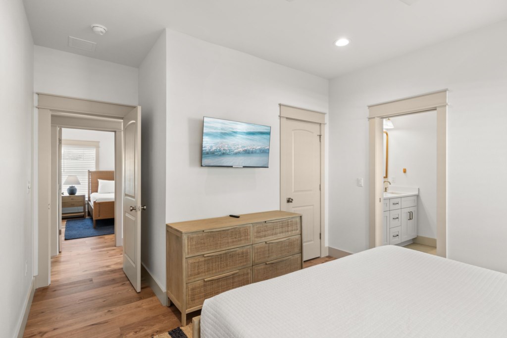 King Bedroom With Private Bathroom On 2nd Floor