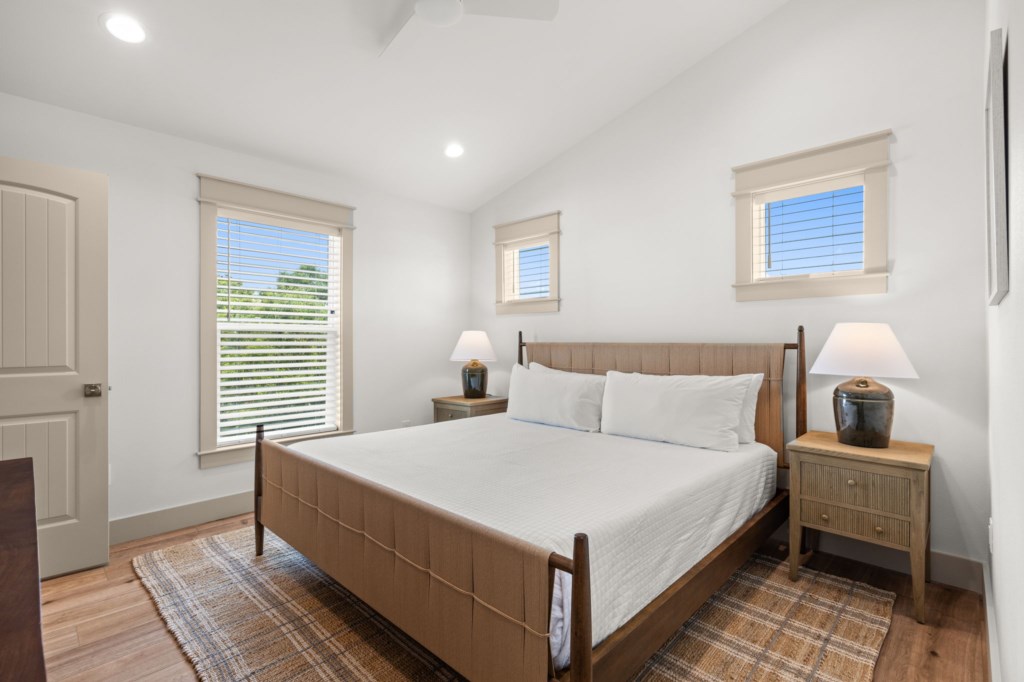 King Bedroom With Private Bathroom On 3rd Floor