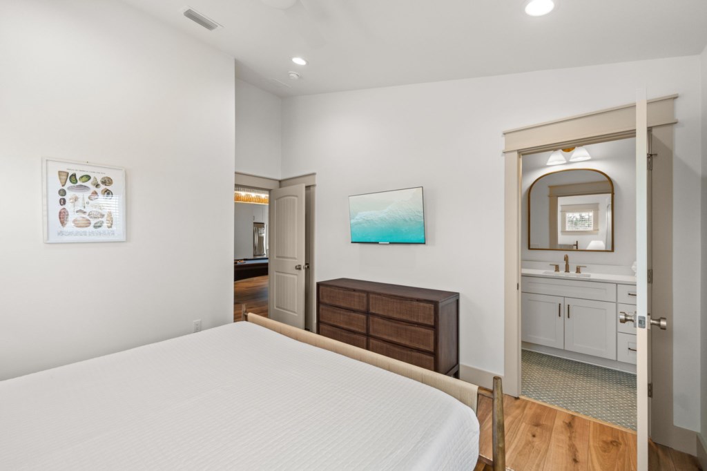King Bedroom With Private Bathroom On 3rd Floor