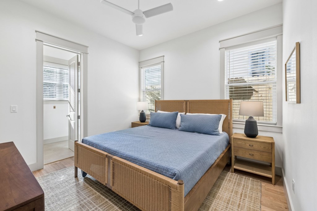 King Bedroom With Private Bathroom On 1st Floor