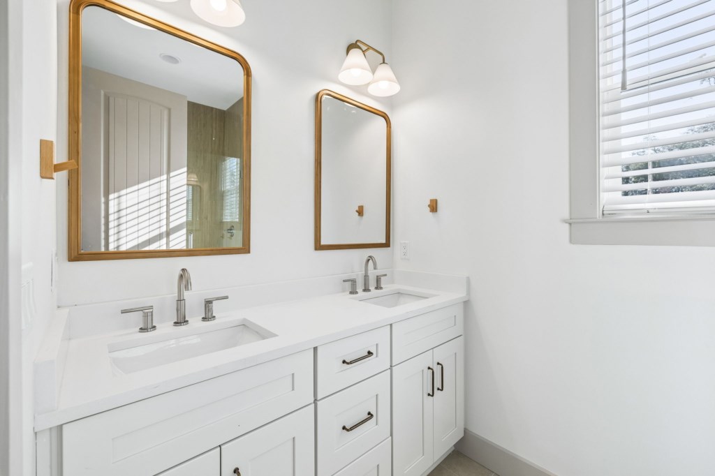 Private King Bathroom On 1st Floor