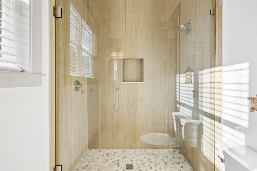 Private King Bathroom On 1st Floor