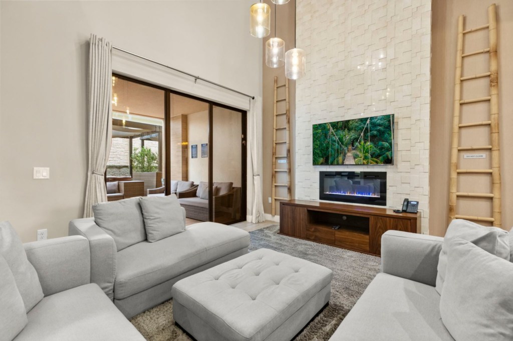 Living area — 7551 Brooklyn Drive, photo 2 of 71