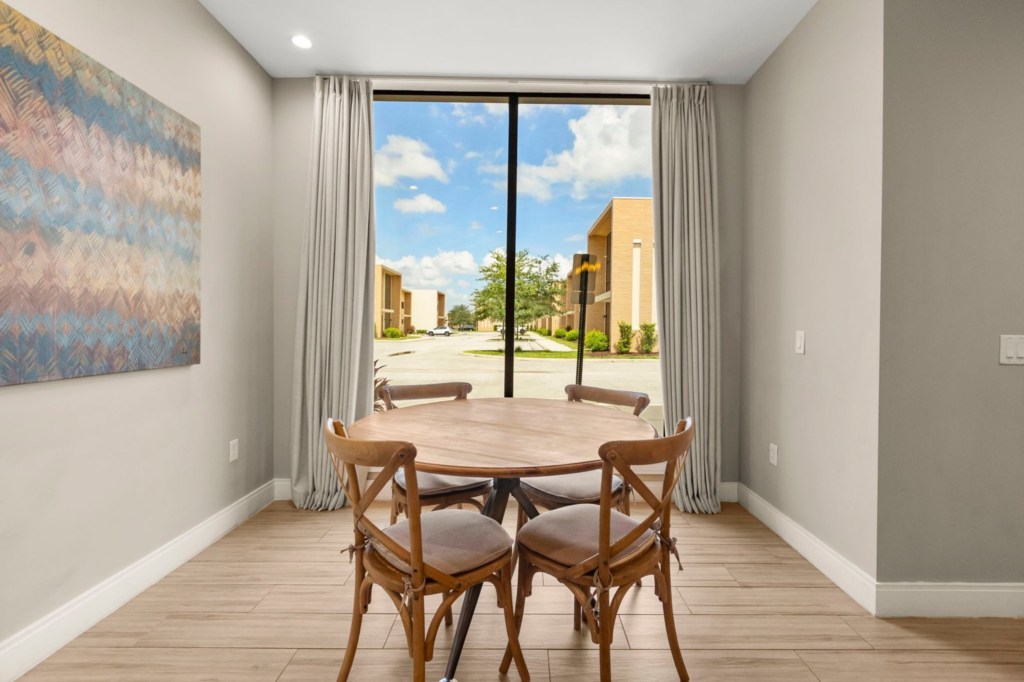 Dining area — 7551 Brooklyn Drive, photo 4 of 71
