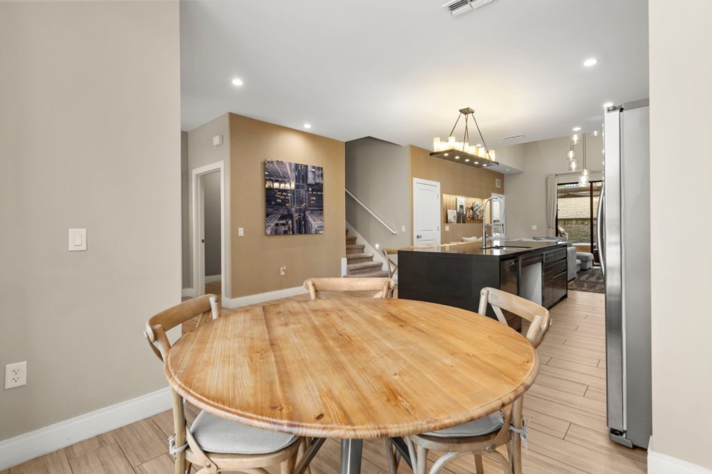 Dining area — 7551 Brooklyn Drive, photo 5 of 71