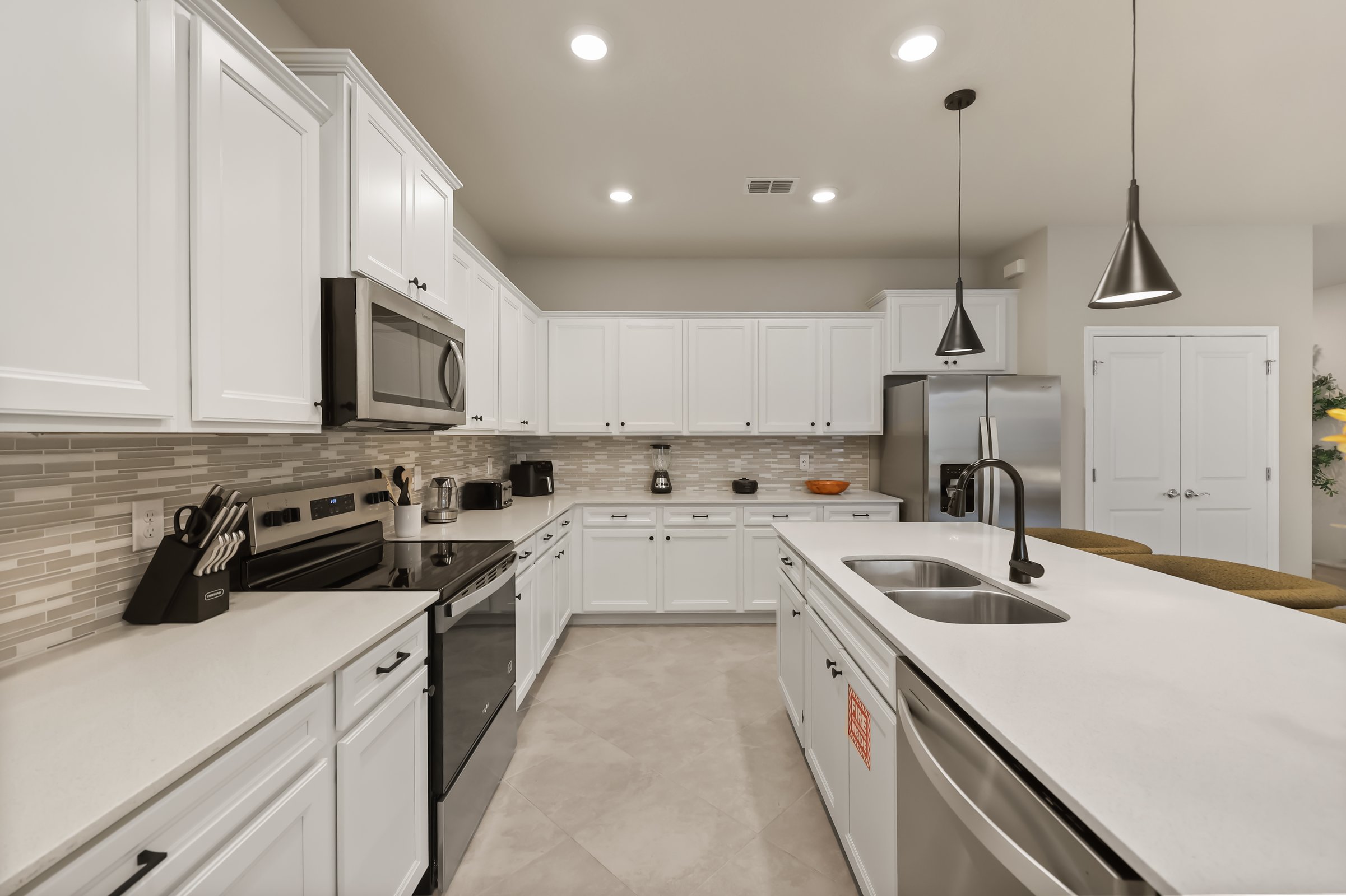 Kitchen — 16030 Coastal Cove Lane, photo 12 of 114