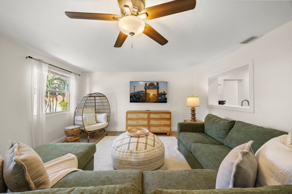125 W Gadsden Lane — photo 1