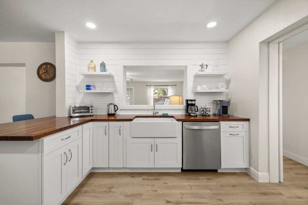 Kitchen — 125 W Gadsden Lane, photo 12 of 48