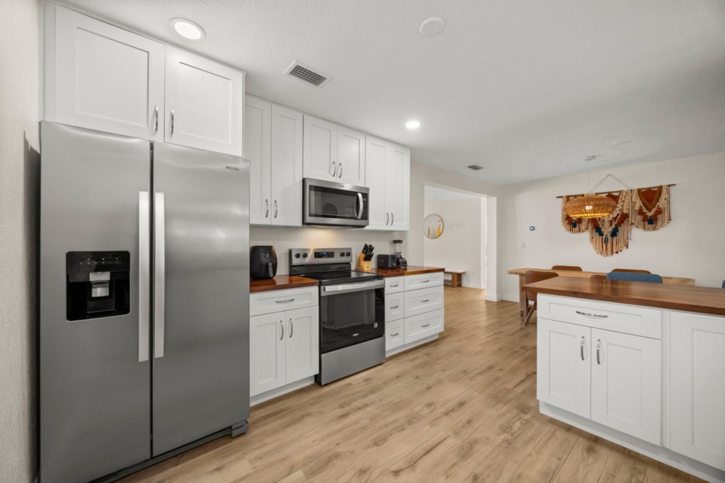 Kitchen — 125 W Gadsden Lane, photo 14 of 48