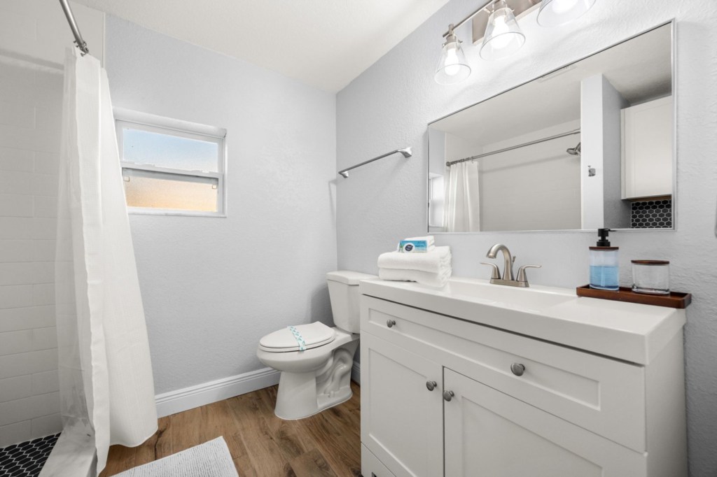Bathroom — 125 W Gadsden Lane, photo 30 of 48
