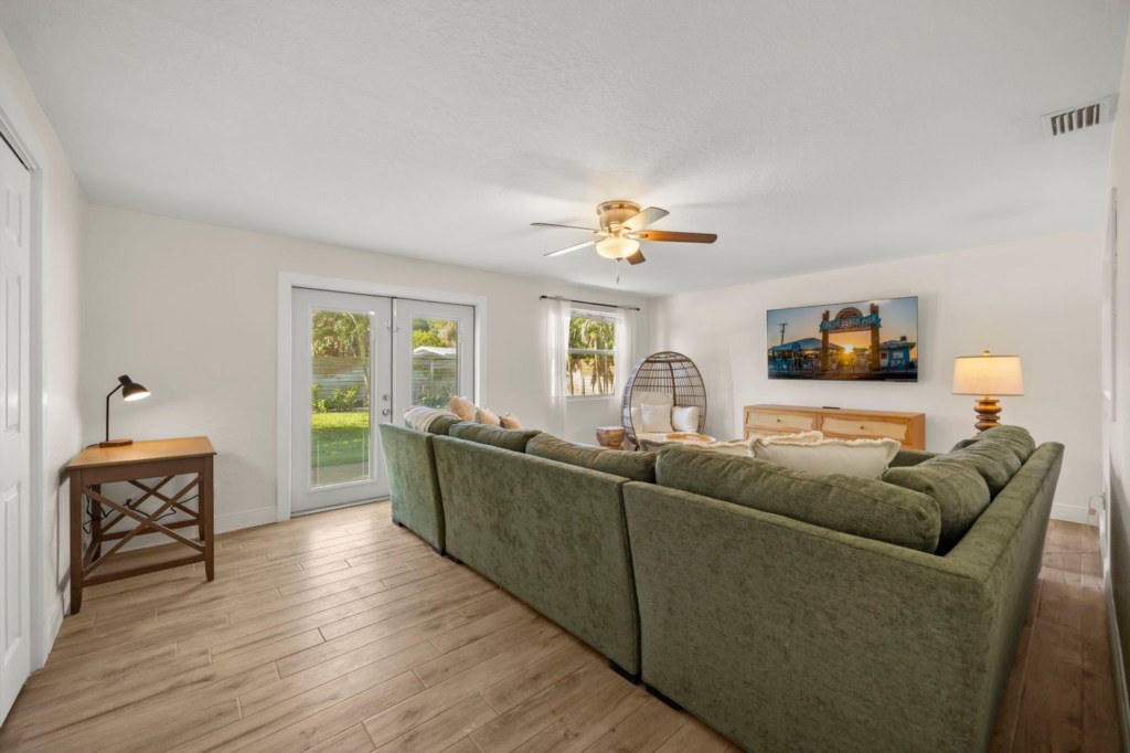 Living Room — 125 W Gadsden Lane, photo 7 of 48
