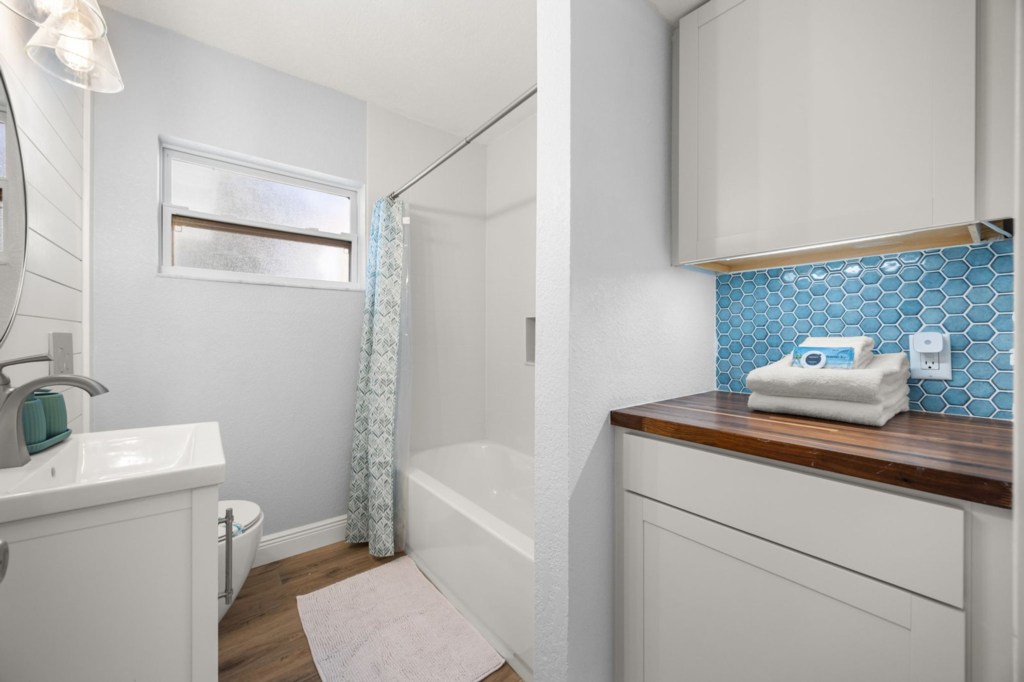 Bathroom — 125 W Gadsden Lane, photo 32 of 48