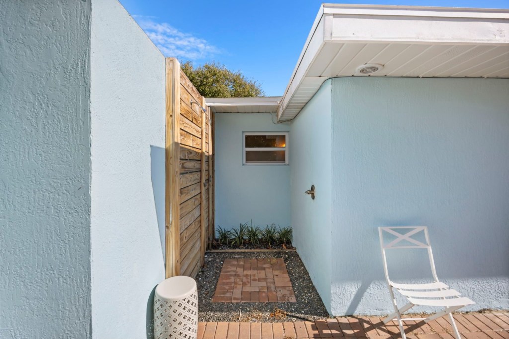 Outdoor Shower — 125 W Gadsden Lane, photo 40 of 48